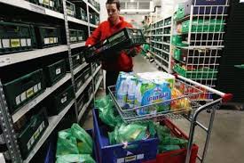 Le préparateur effectue une commande.